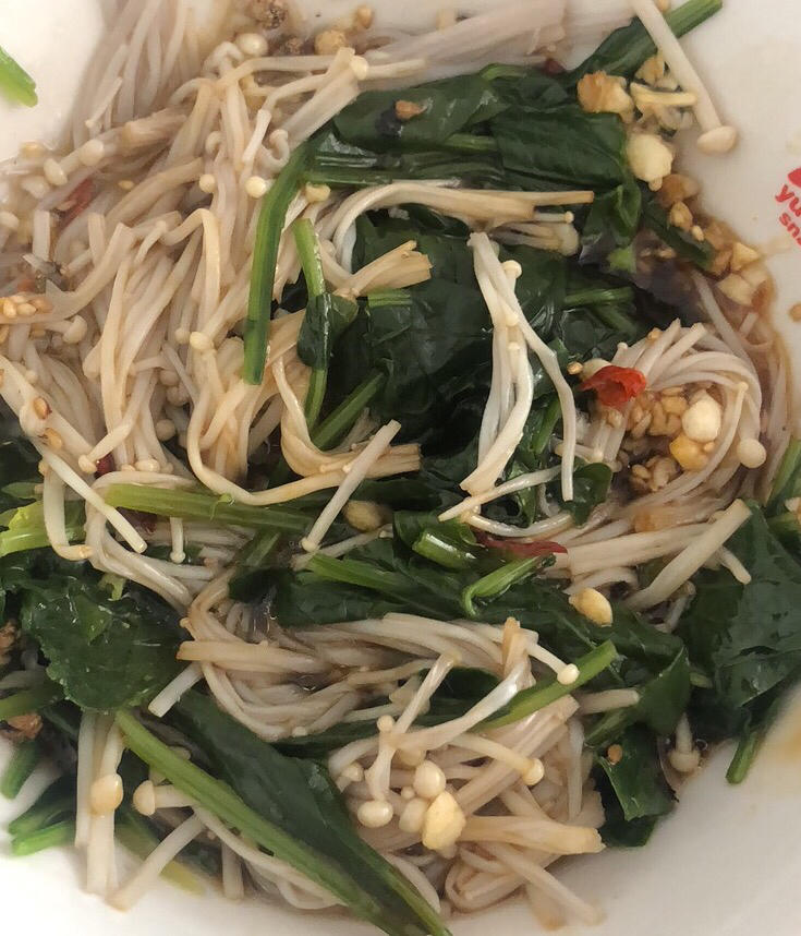 解馋减脂餐！酸辣开胃又下饭的菠菜拌金针菇