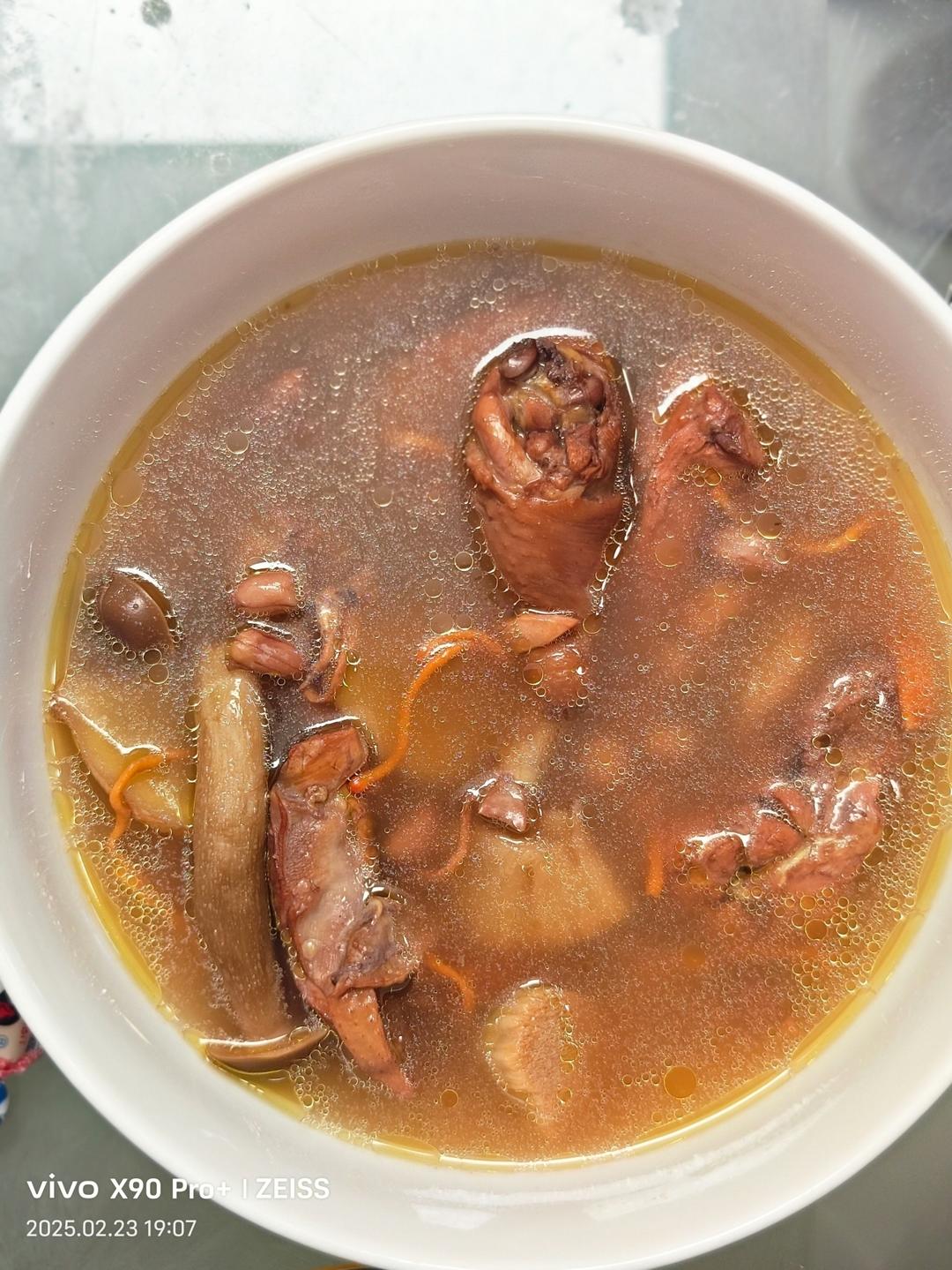 炖一锅好喝的墨鱼土鸡汤