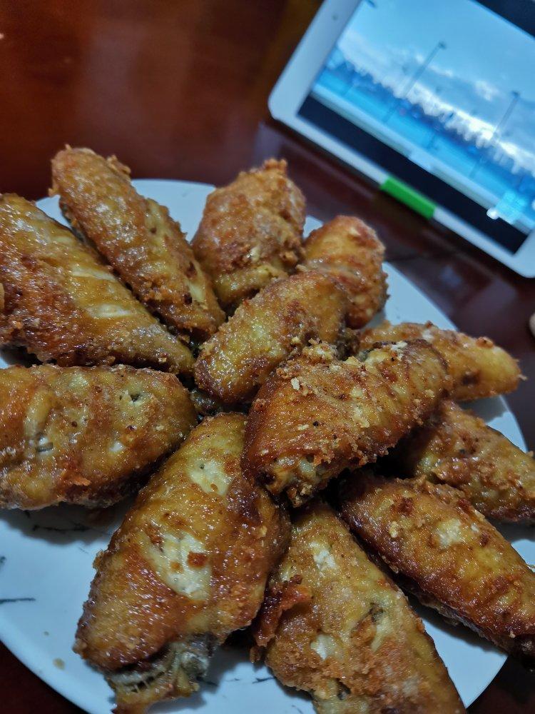 💥不油不腻的蒜香炸鸡翅❗巨好吃到舔手指，外酥里嫩到跺脚。