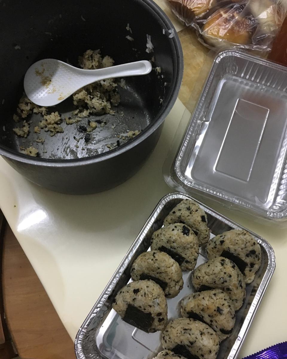 海苔碎肉松饭团