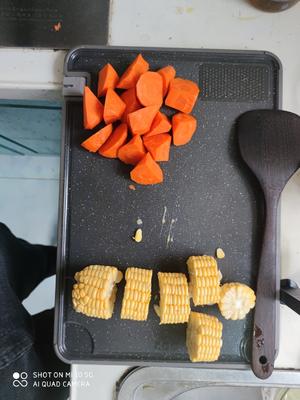 超级简单的玉米排骨汤的做法 步骤3