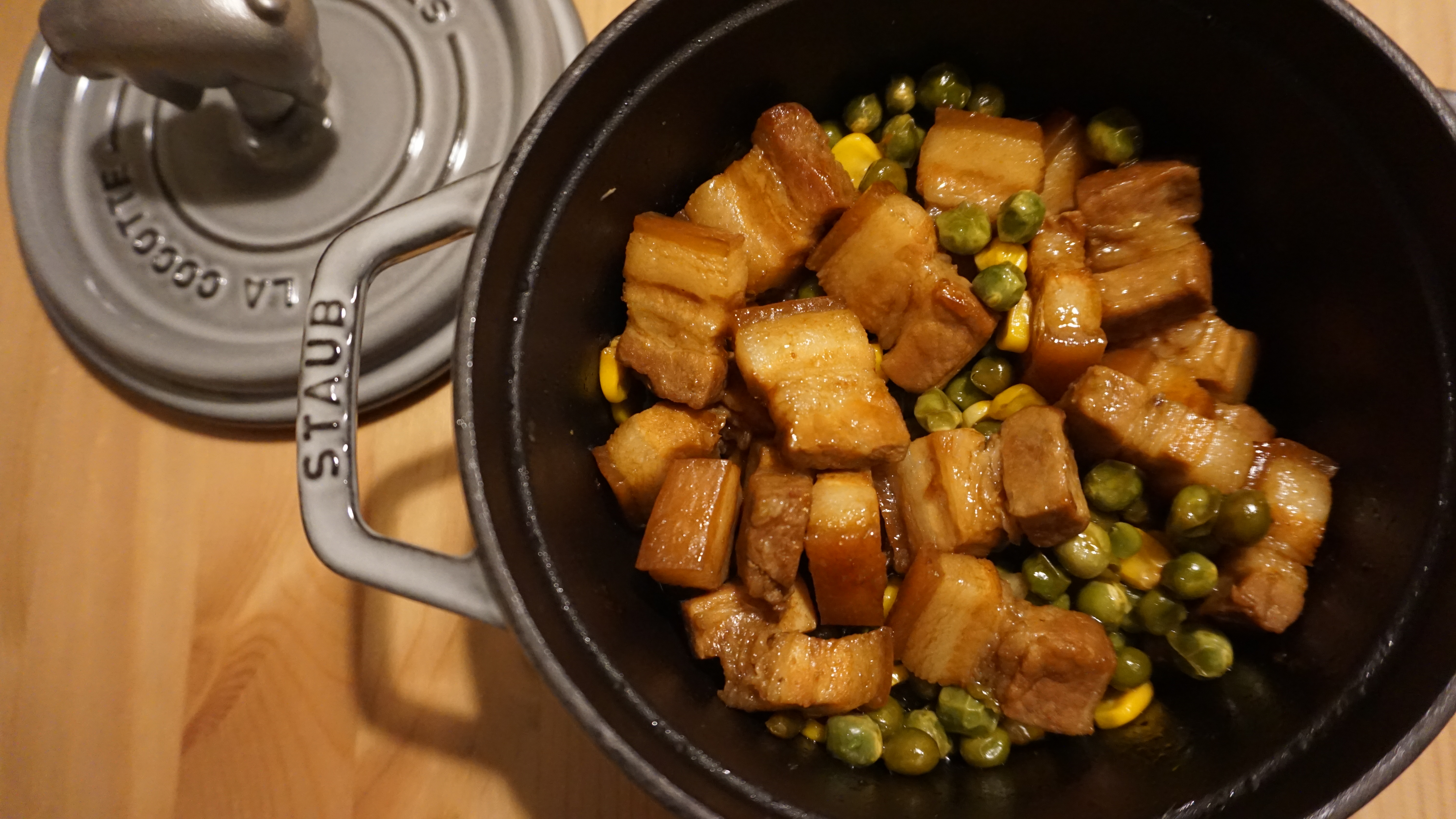 青豆玉米焖红烧肉的做法