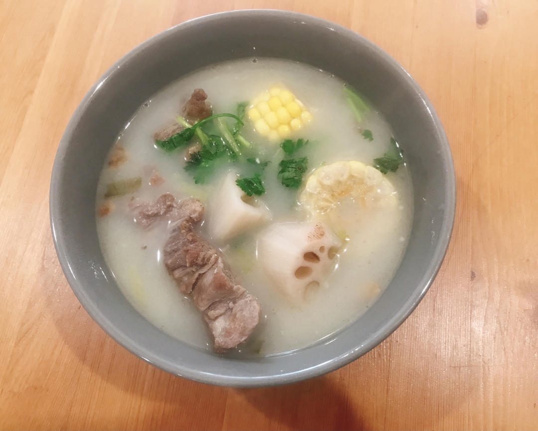 香甜排骨莲藕玉米汤