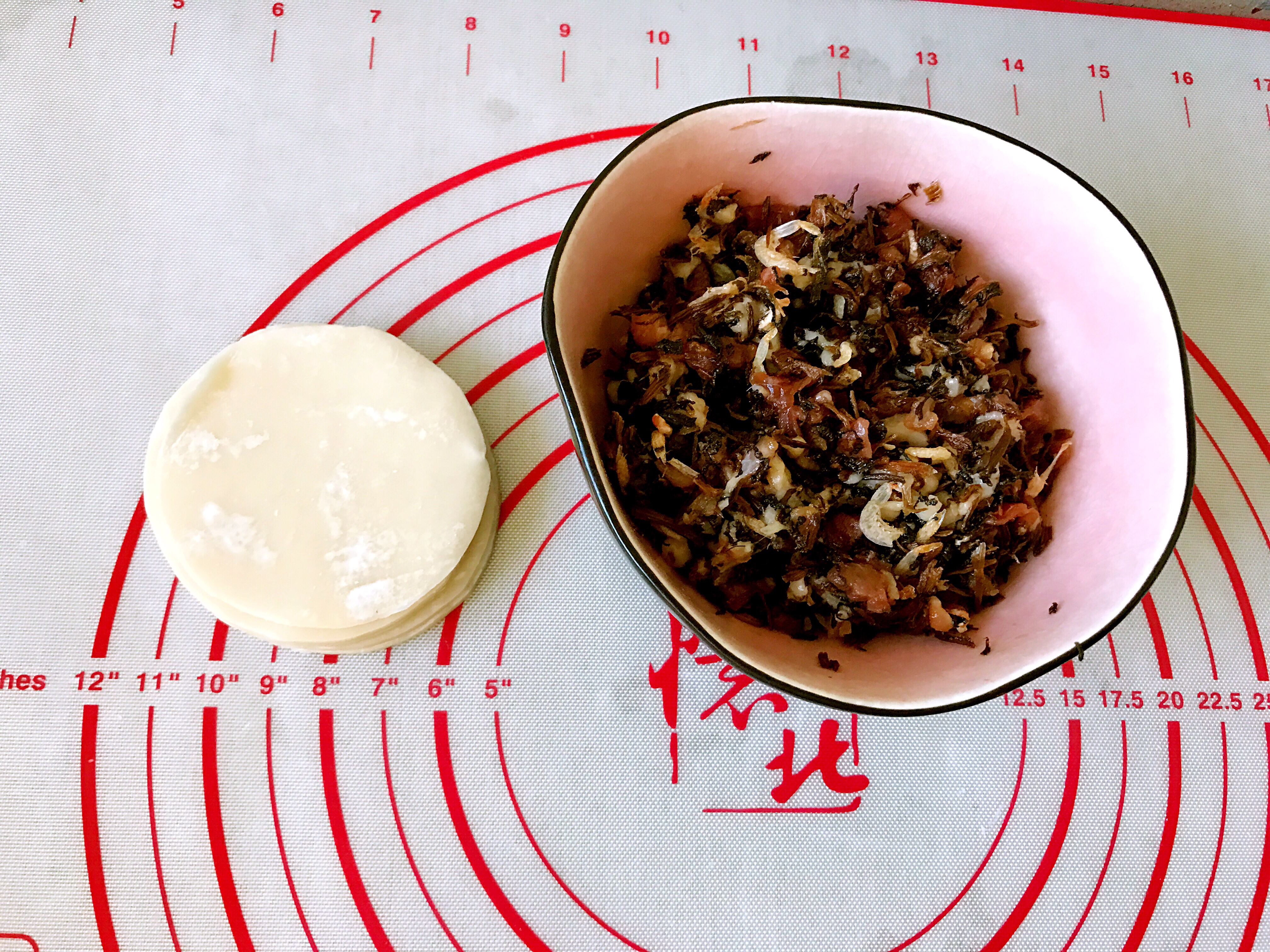 饺子皮之mini梅干菜麦饼的做法 步骤1