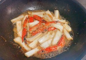 #换一种大虾的吃法，这样吃很下饭# 白菜炒虾的做法 步骤6
