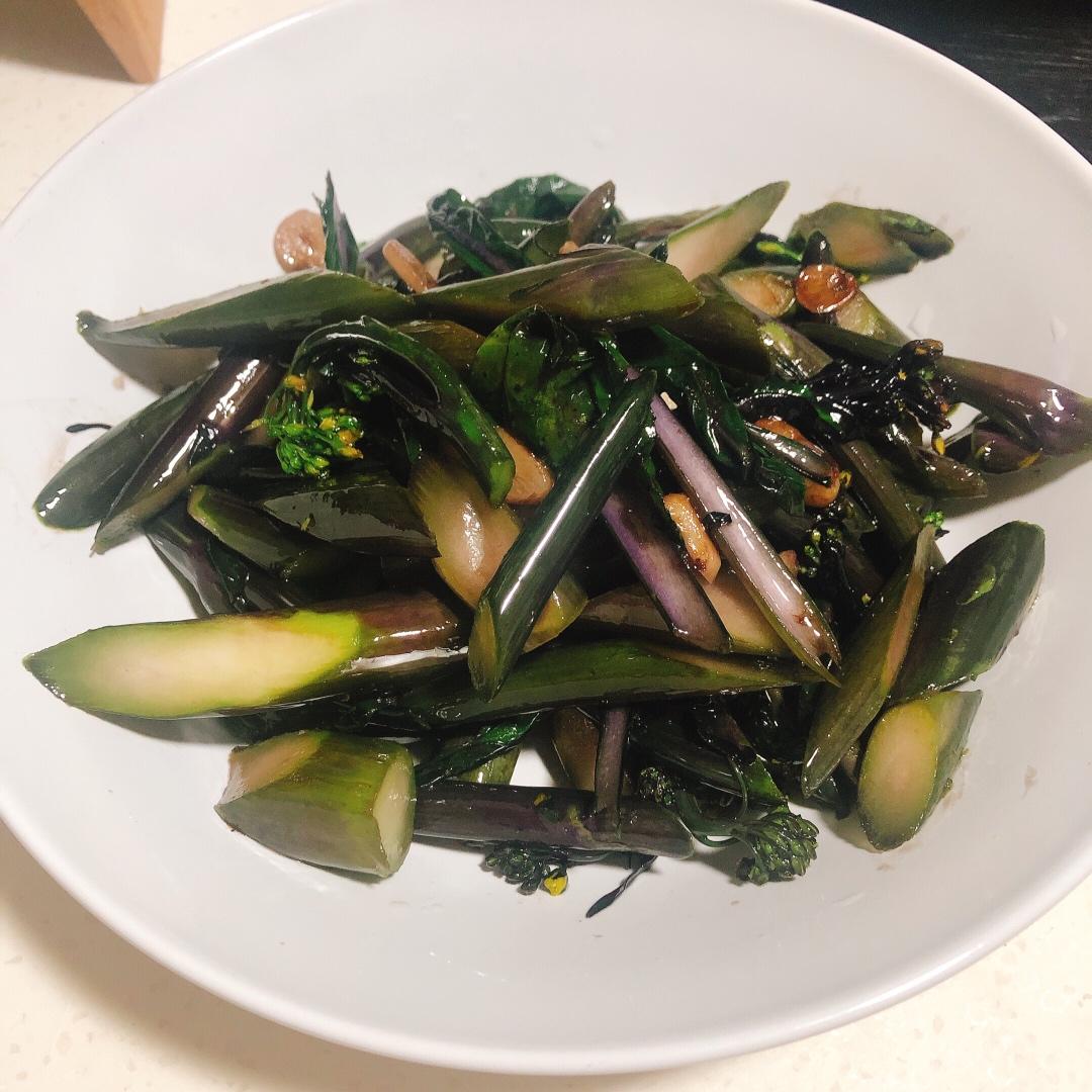 蒜香红菜苔