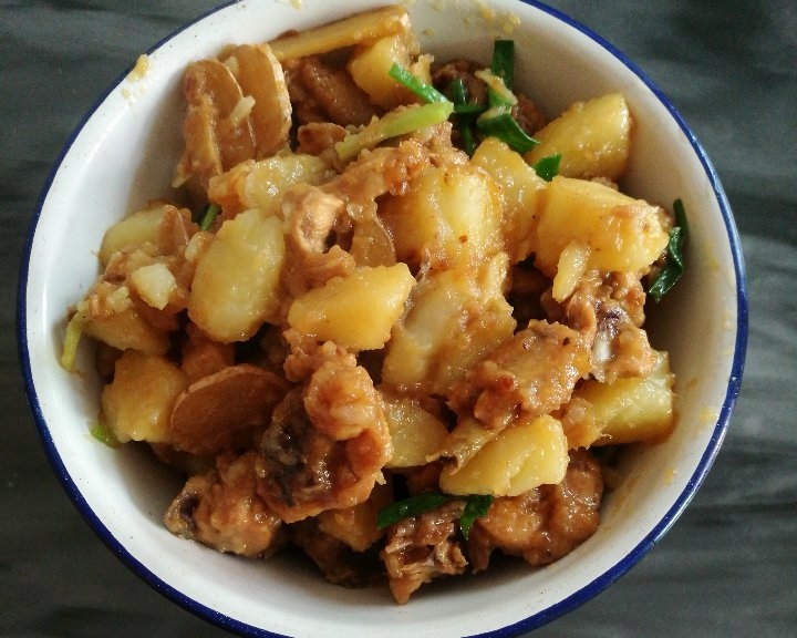 家常版土豆焖鸡肉的做法 步骤4