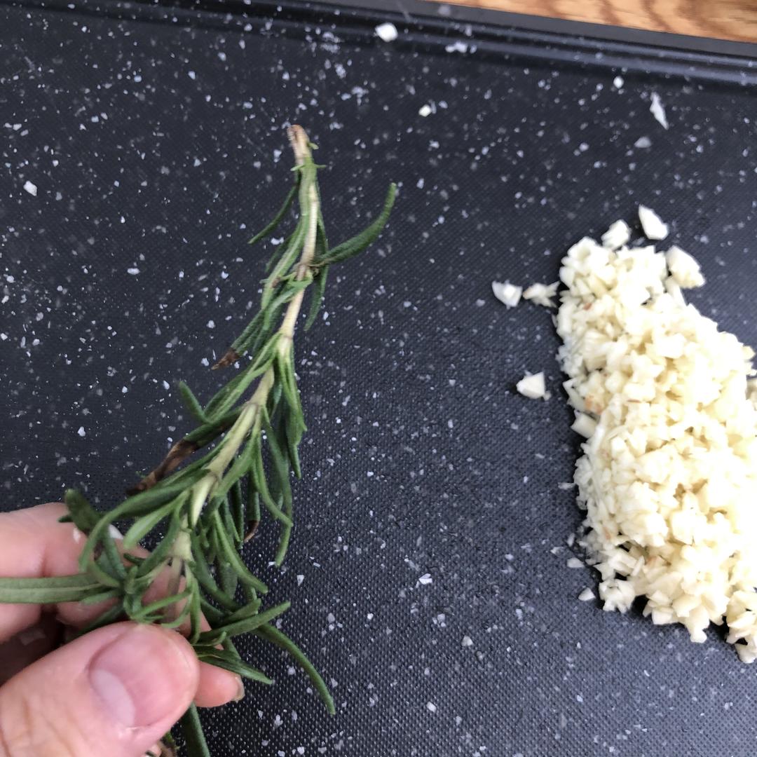 颜值爆表的迷迭香烤风琴小土豆🥔！的做法 步骤4