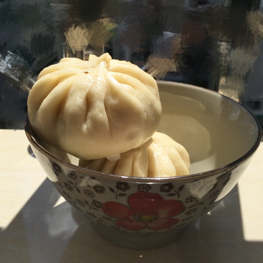 松软多汁的肉包子