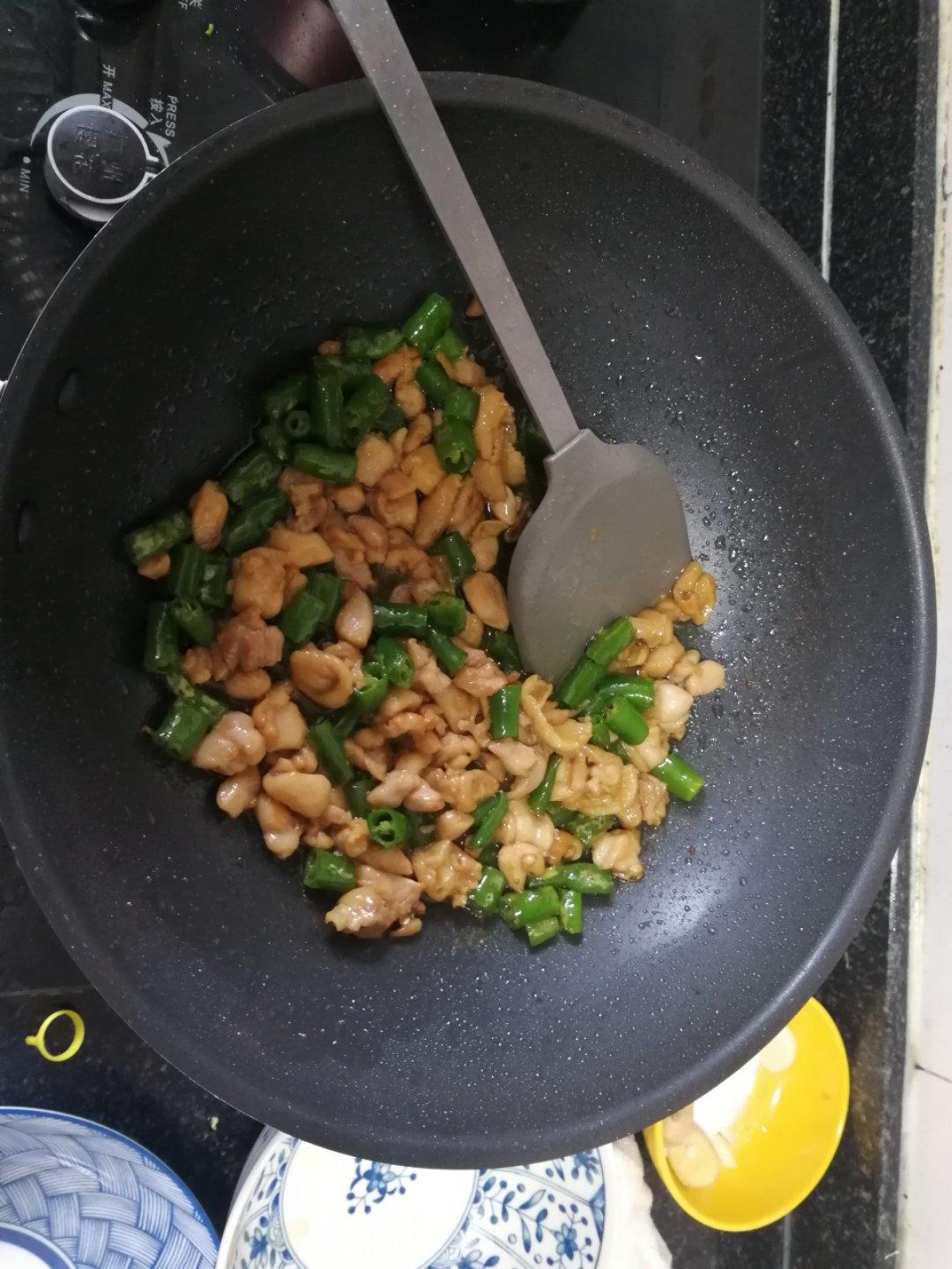 青红椒炒鸡腿肉