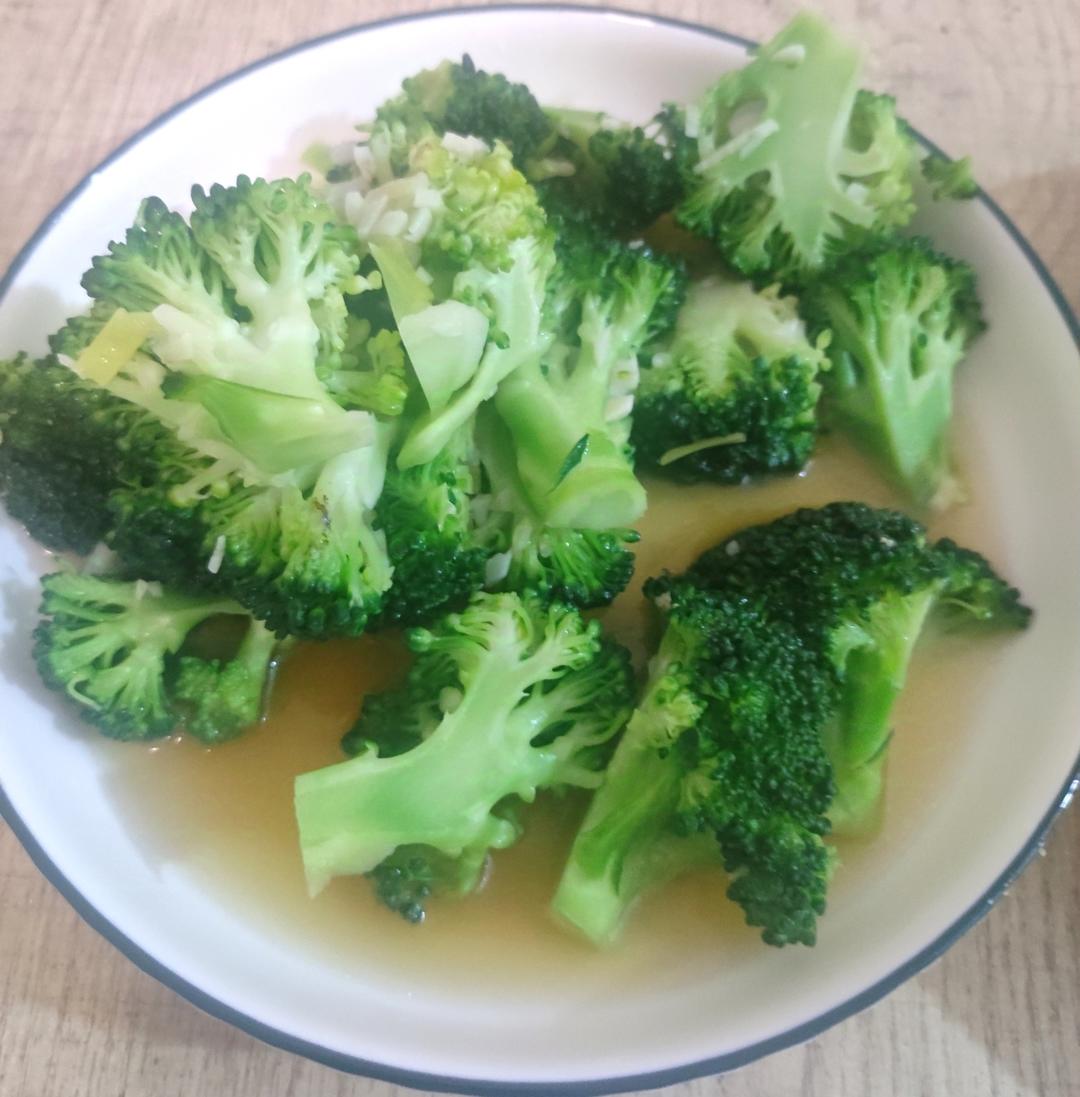 好吃到爆的耗油蒜蓉西兰花(从不修图，喜欢请关注)