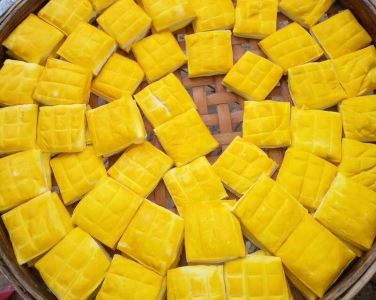 阳春市双滘镇出名美食,当地山清水秀,美食纯扑天然,双滘豆饼其表面金