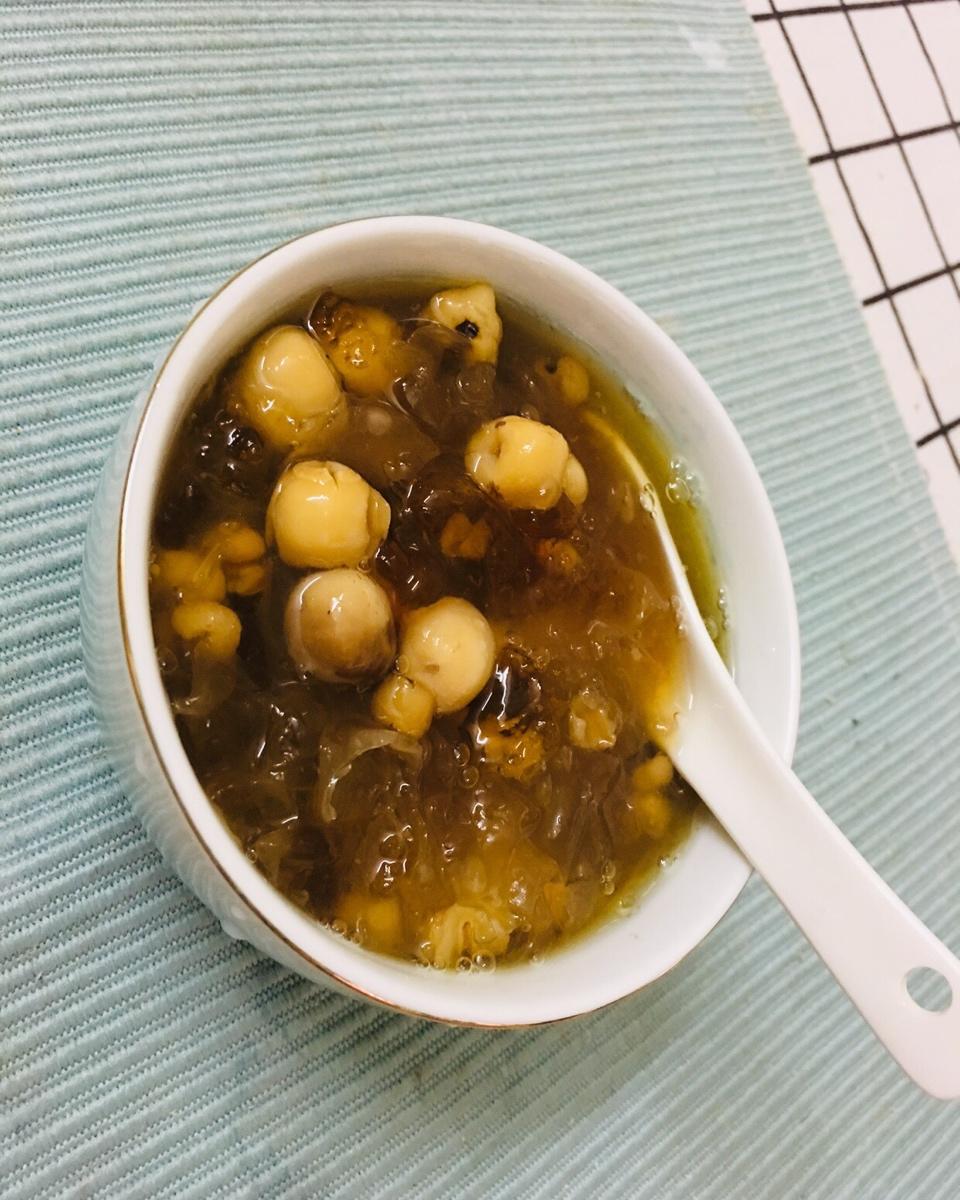 桃胶皂角米雪燕羹