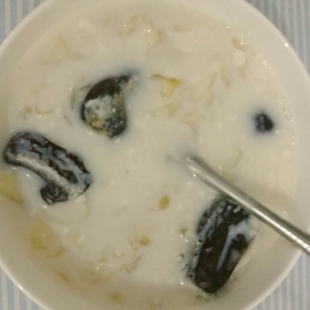 牛奶炖白木耳
