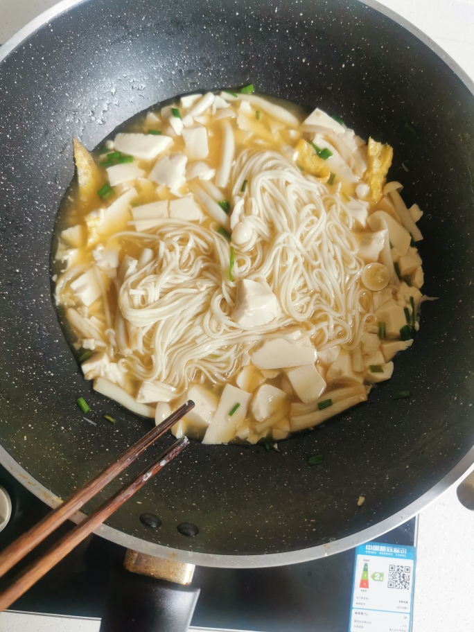 亲子懒人套餐，鸡蛋卷蟹菇豆腐汤（面）的做法 步骤7