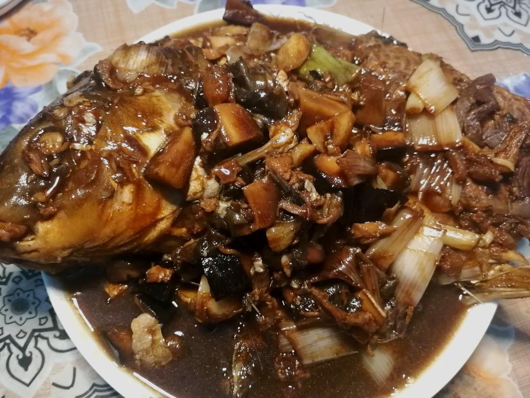 厨师长教你：“葱烧鲤鱼”的家常做法，汤汁浓郁，鱼肉细嫩，收藏
