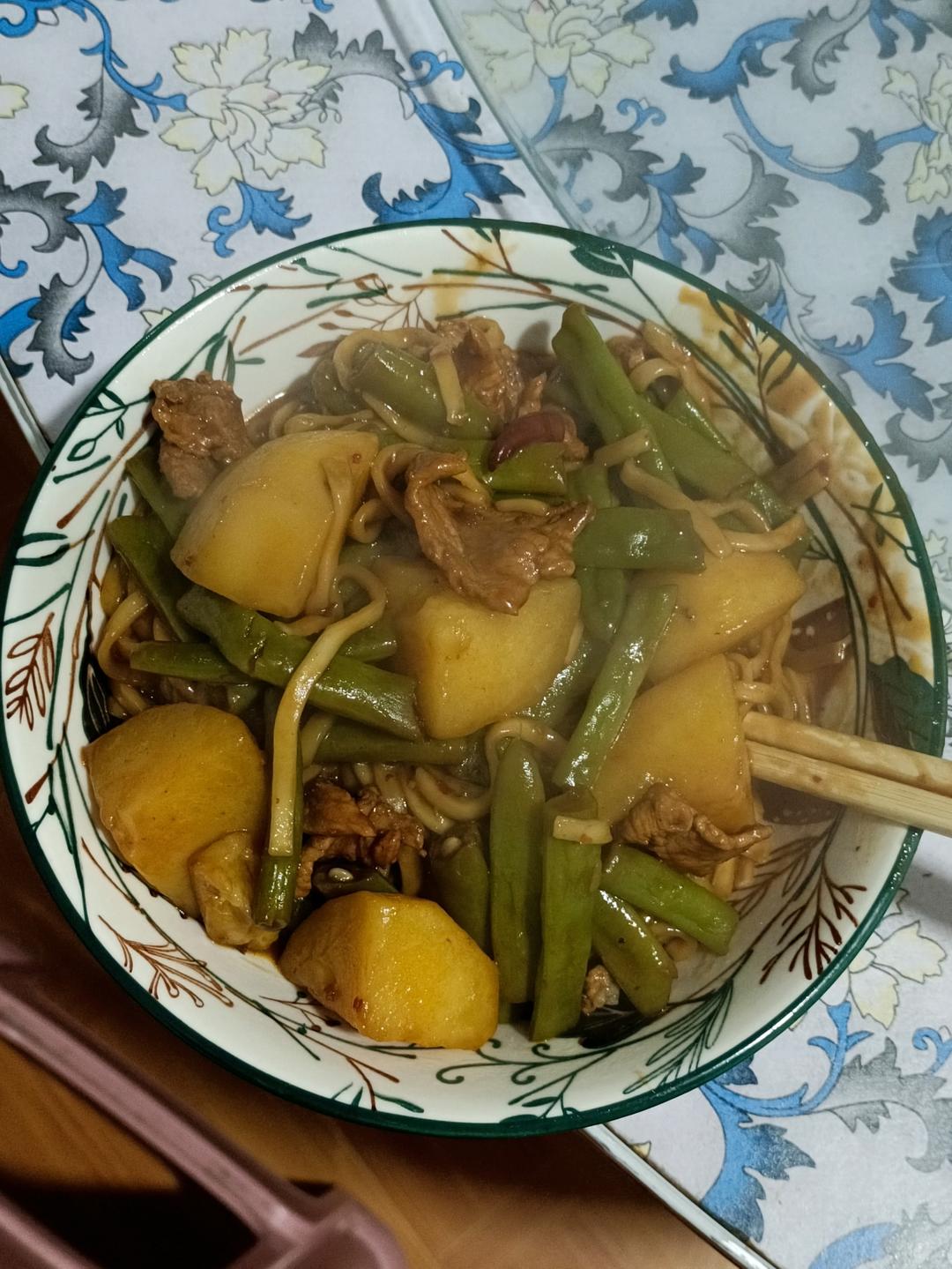 五花肉豆角土豆铁锅焖面