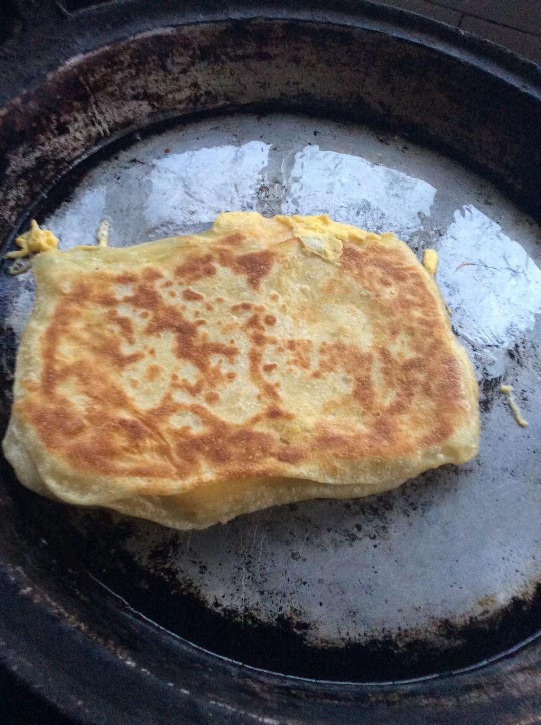 鼓大泡的鸡蛋灌饼(附煎饼酱做法)