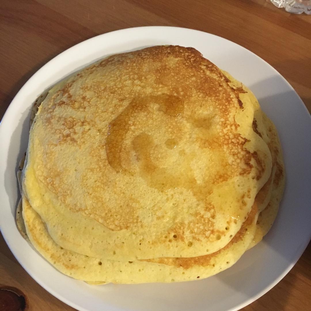 【酸奶松饼yogurt pancake】，搭上黑莓果酱和枫糖的美味。
