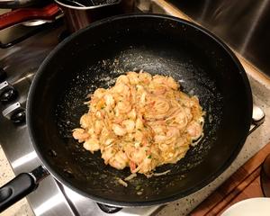 咸蛋黄炒虾蟹的做法 步骤12