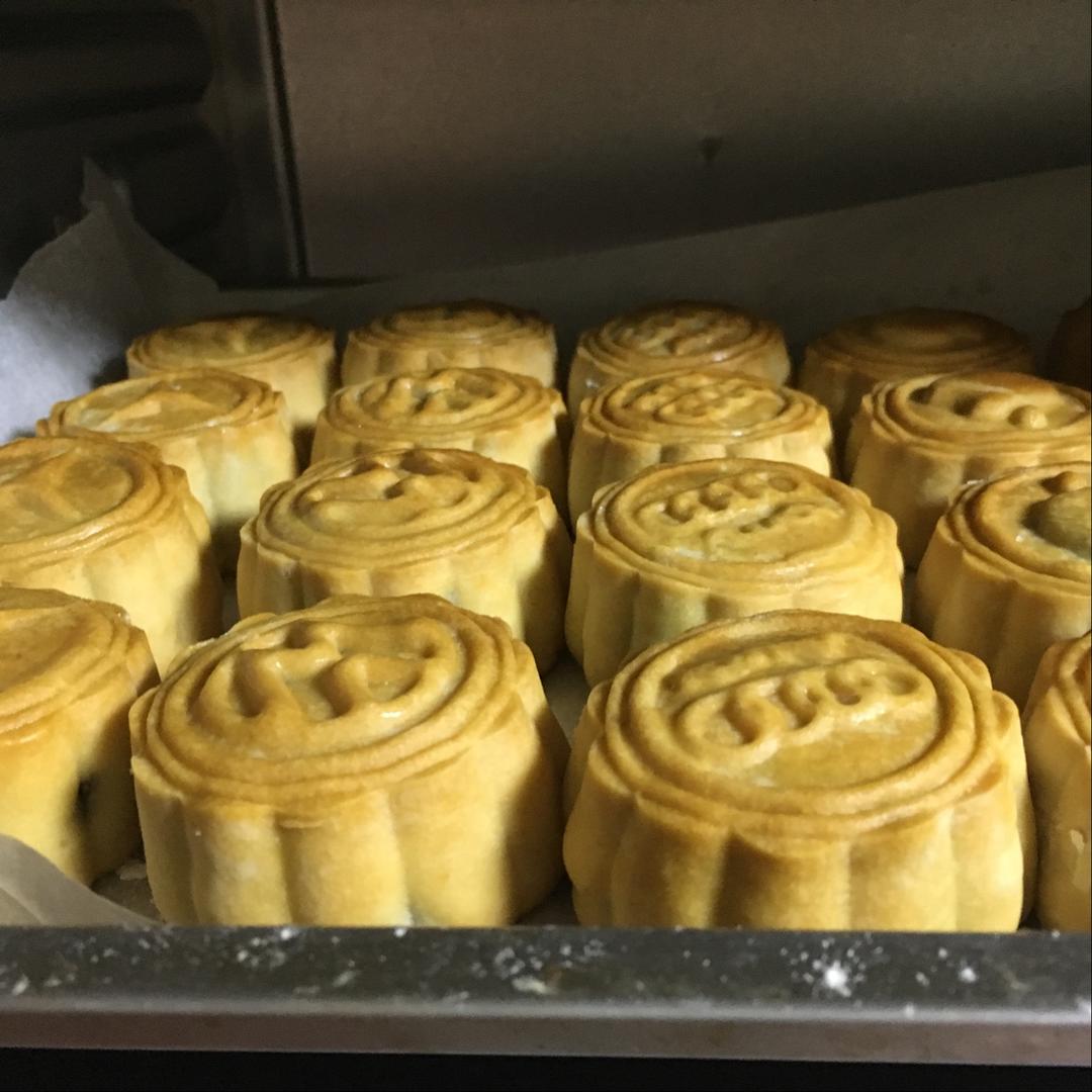 广式月饼—蛋黄芝麻月饼