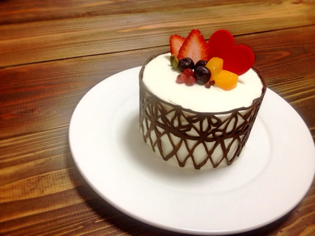 stephanie-chen做的巧克力围边水果蛋糕