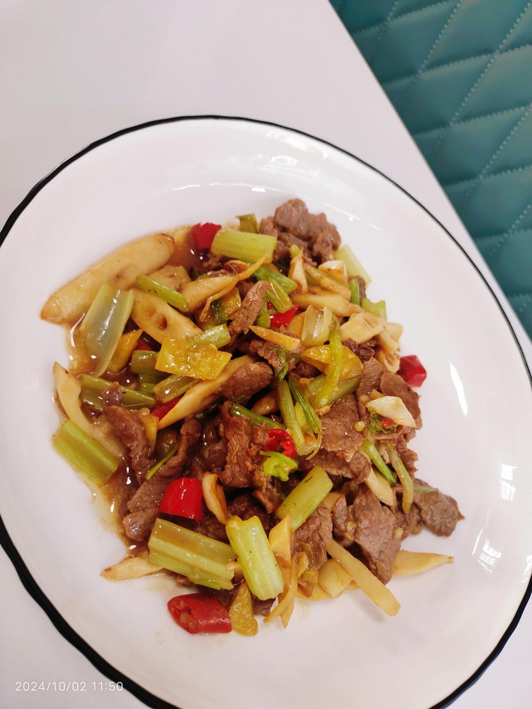 小炒黄牛肉，肉嫩味香！太好吃了简直是米饭杀手！