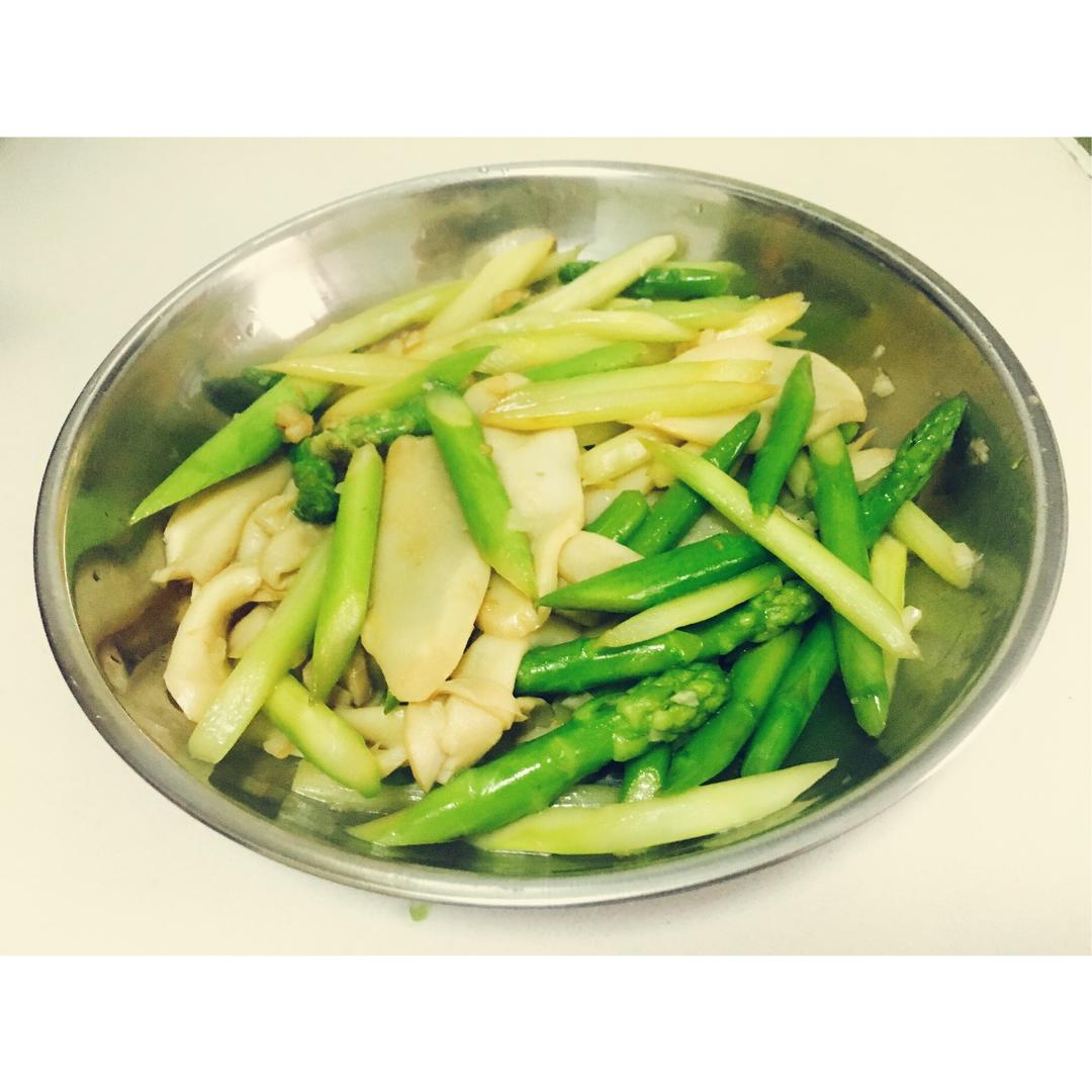 芦笋炒蘑菇
