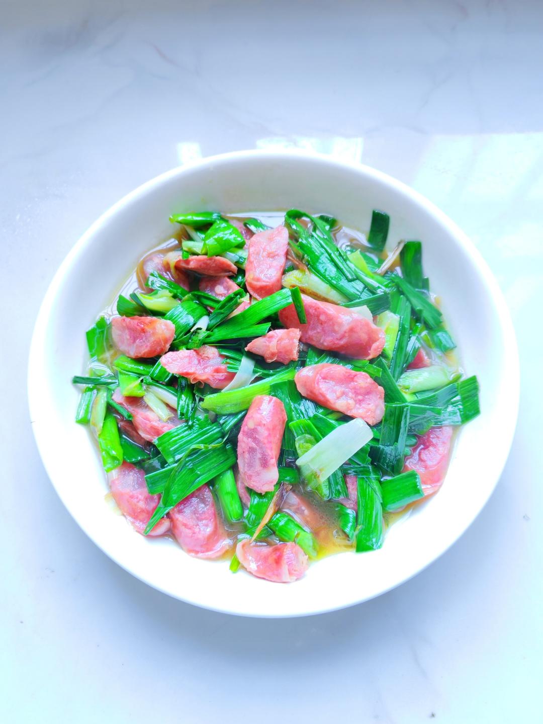 香肠怎么做最好吃？大厨教你下饭菜蒜苗炒腊肠，不咸不硬有技巧