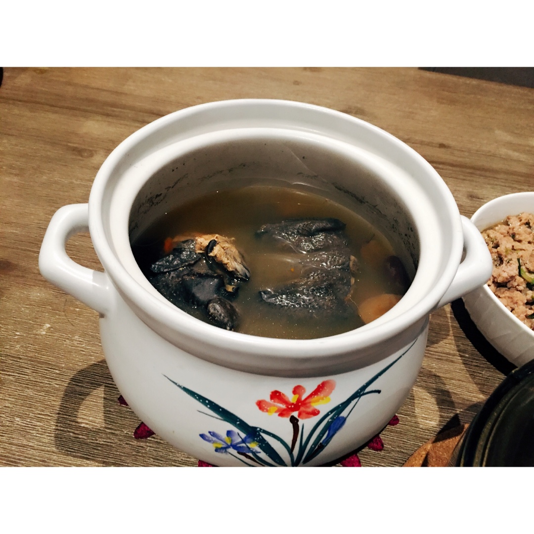 枸杞红枣乌鸡汤