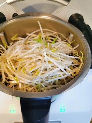 绿豆芽炒韭菜的做法 步骤2