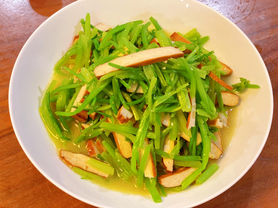 小美芹菜炒香干的做法