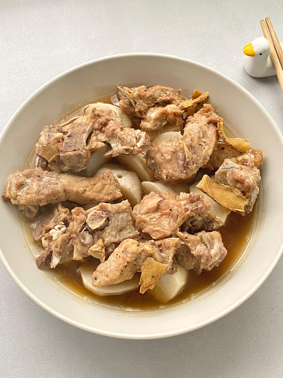 超简单的排骨蒸芋头，工作日不费神吃大餐！