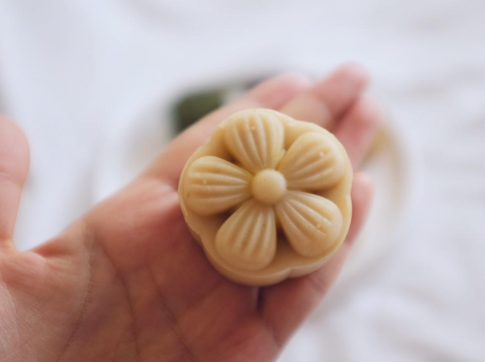 广式月饼—蛋黄莲蓉月饼
