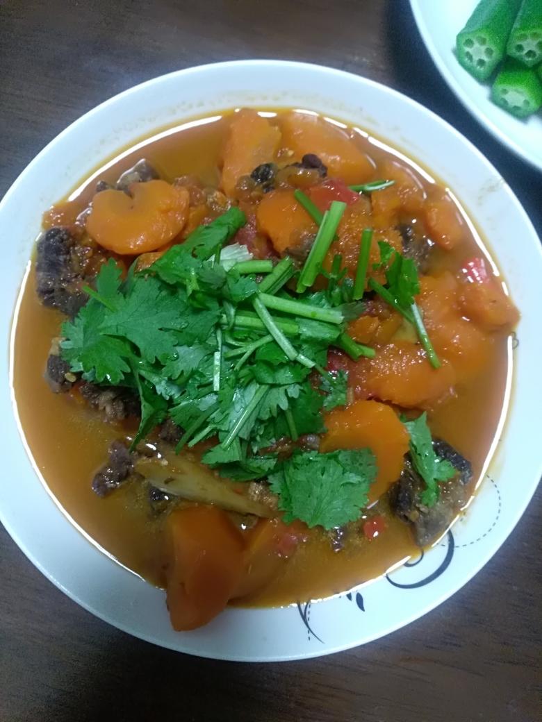 胡萝卜西红柿炖牛腩