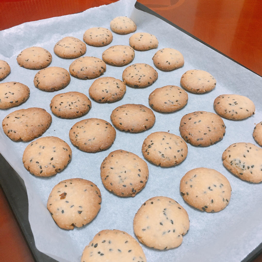 黑芝麻杏仁酥饼——无需打发黄油也酥掉渣哦~