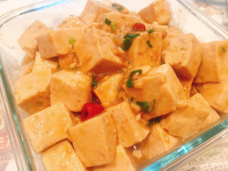 不放肉也超下饭的葱焖豆腐