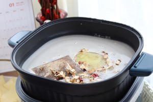 清淡美味的菌汤火锅的做法 步骤3