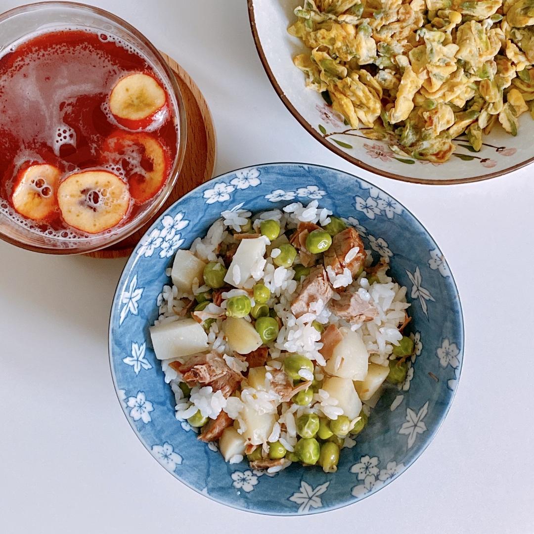 香喷喷滴😋“香肠豌豆洋芋焖饭”