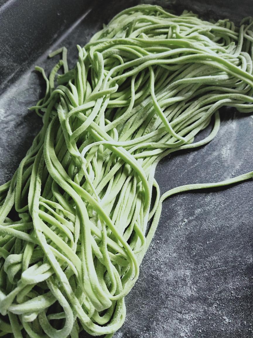 压面机版菠菜汁面条