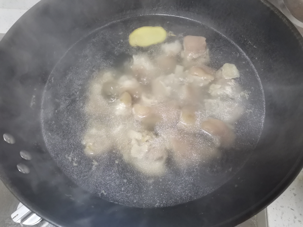 人间美味：砂锅炖猪蹄的做法 步骤1