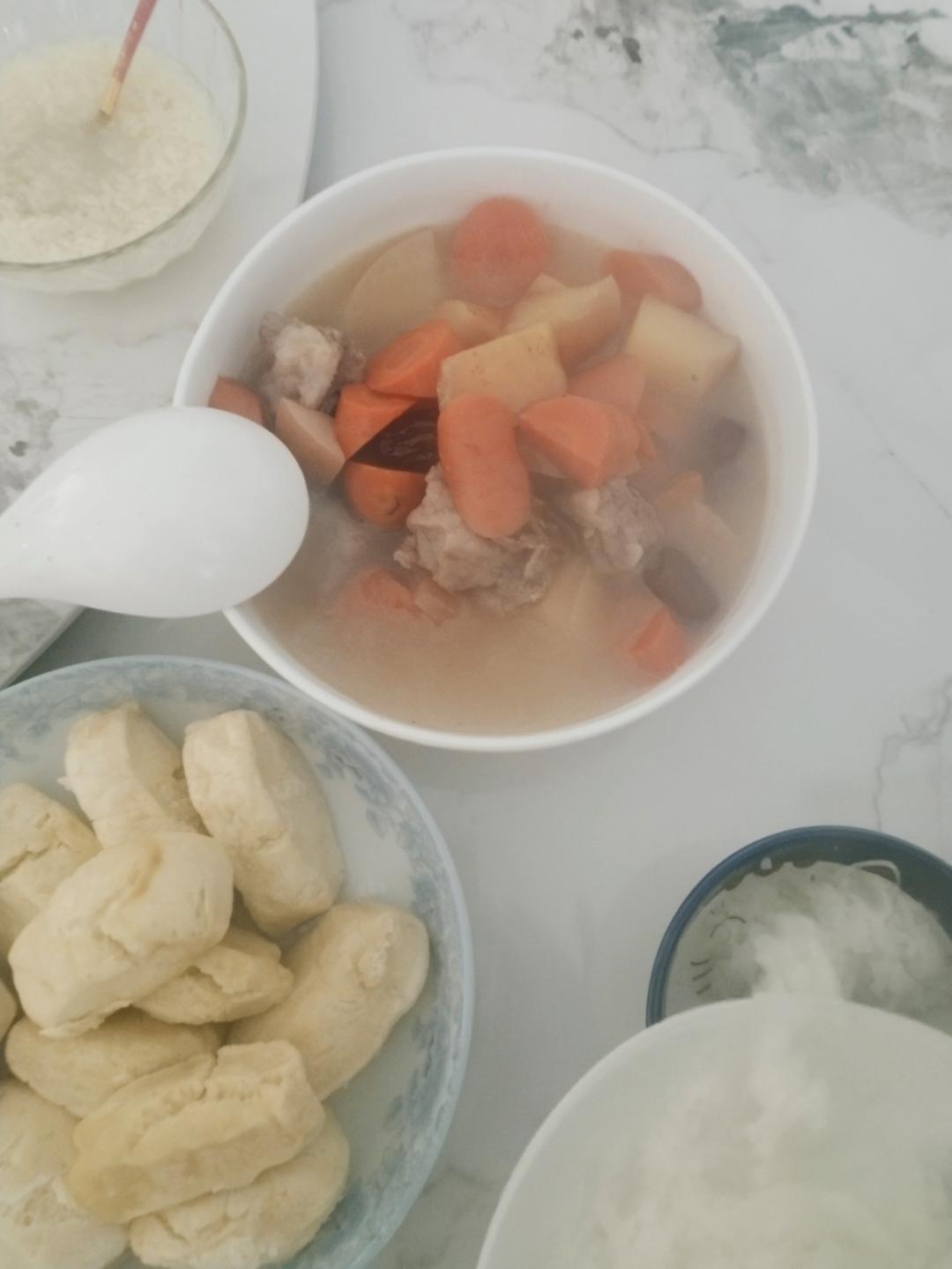 胡萝卜苹果排骨汤丨清热润燥，全家人都爱喝。