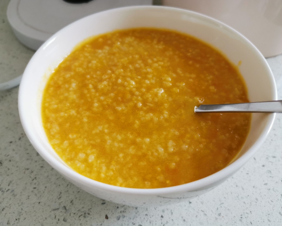 南瓜蛋黄小米粥（八个月）的做法