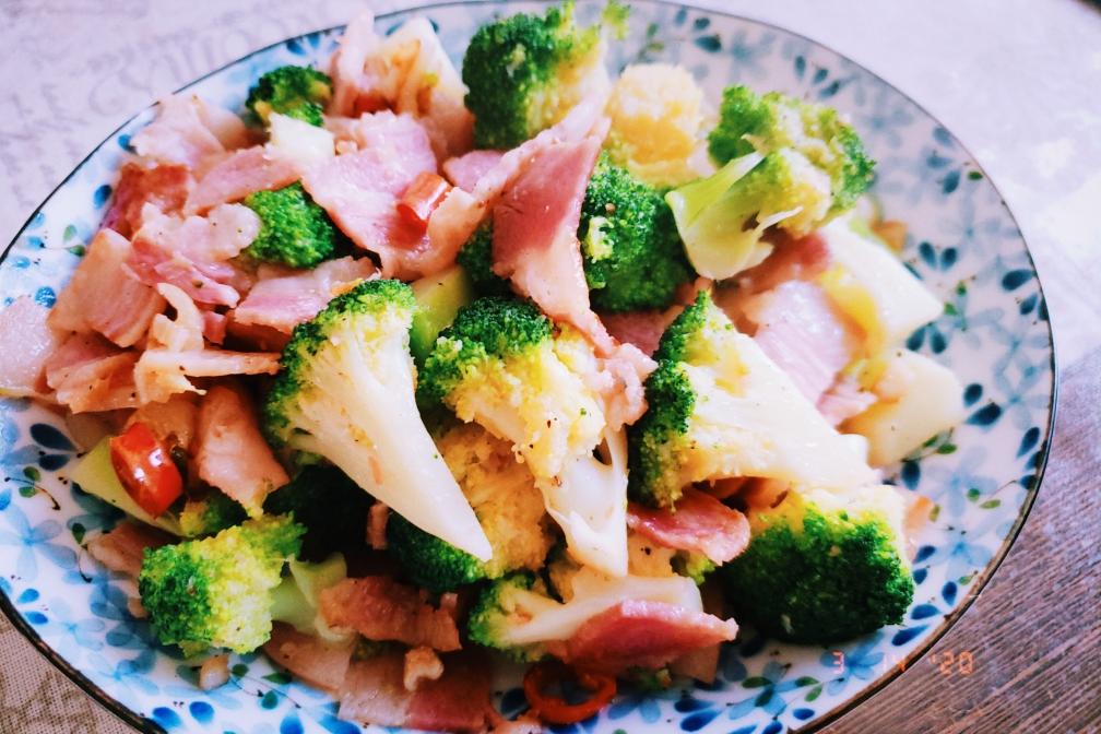 西蓝花炒培根的做法