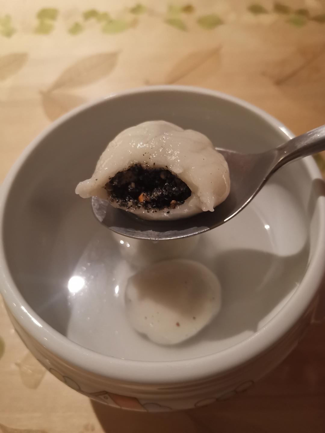 花生黑芝麻汤圆