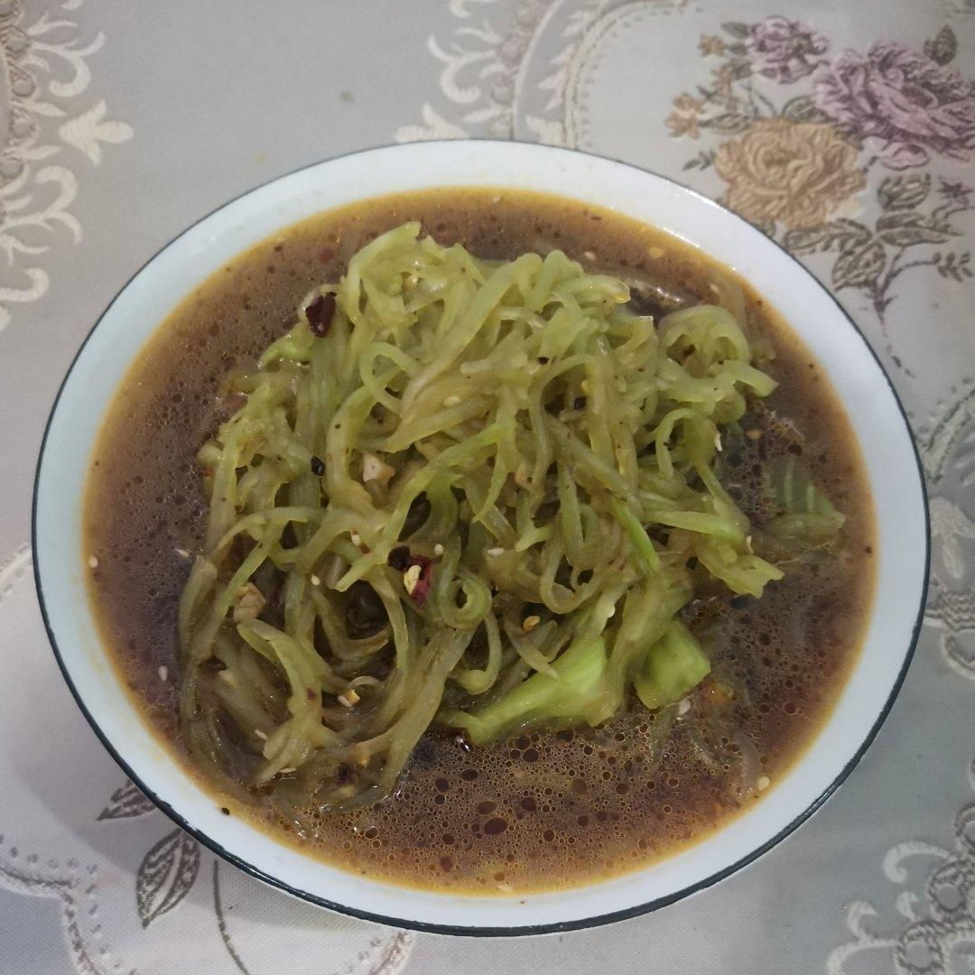 10分钟搞定的快手凉拌菜，清脆爽口的凉拌莴笋丝