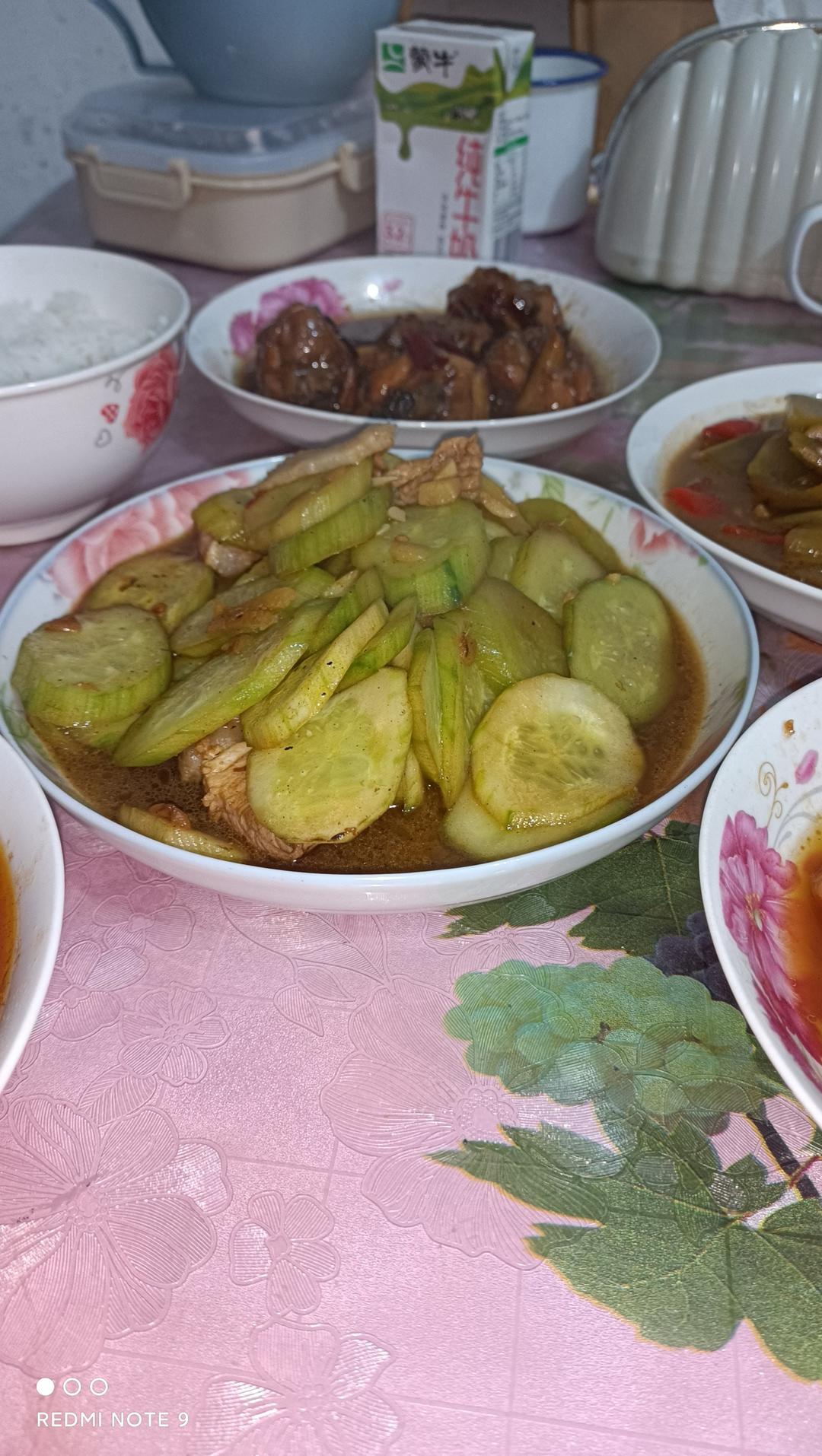 胡萝卜青瓜炒肉片