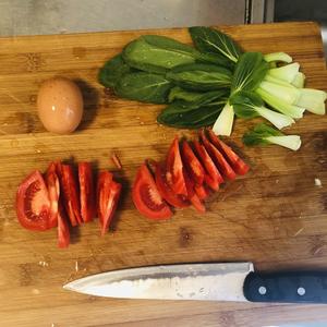 再也没煮过方便面-西红柿热汤面的做法 步骤1