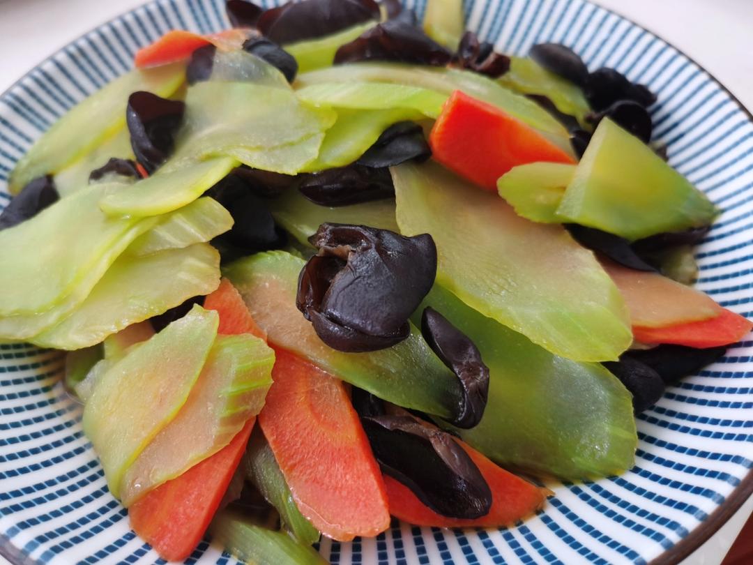 莴笋木耳炒胡萝卜