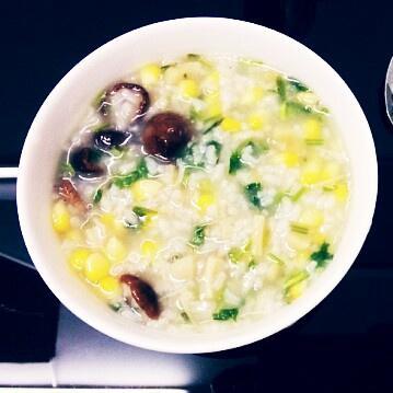 玉米香菇干贝香菜粥的做法